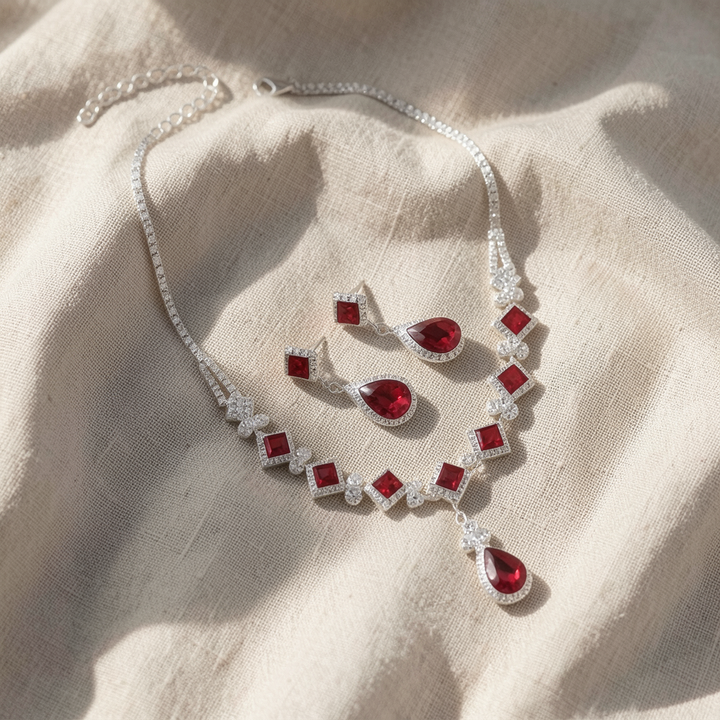 Set aus Choker-Halskette und hängenden Ohrringen mit rotem Tropfen