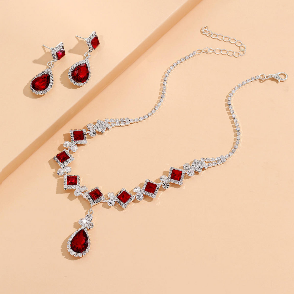 Set aus Choker-Halskette und hängenden Ohrringen mit rotem Tropfen