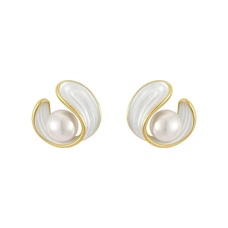Luxuriöse goldene Ohrringe mit weissem Opal und Perlen