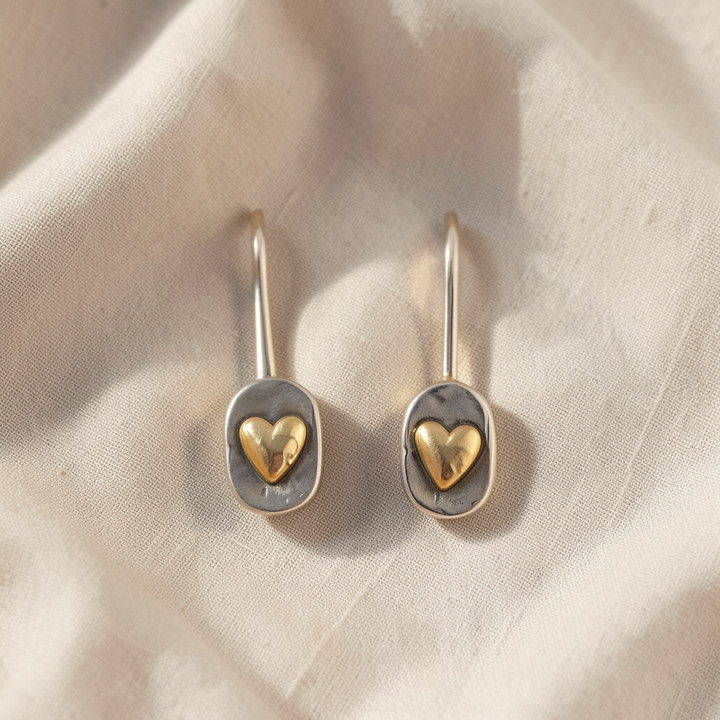 Silber-goldene Ohrringe mit Herz