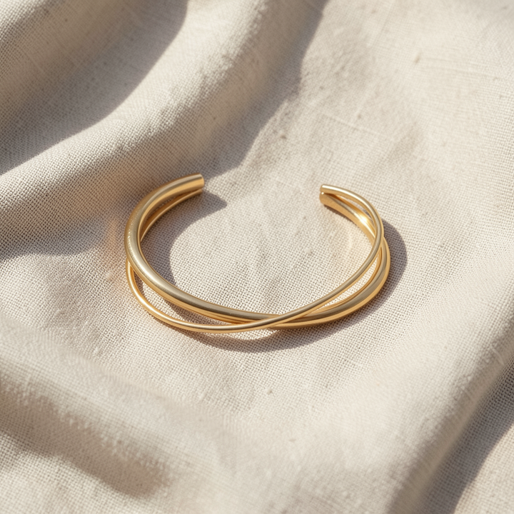 Goldenes geflochtenes Armband