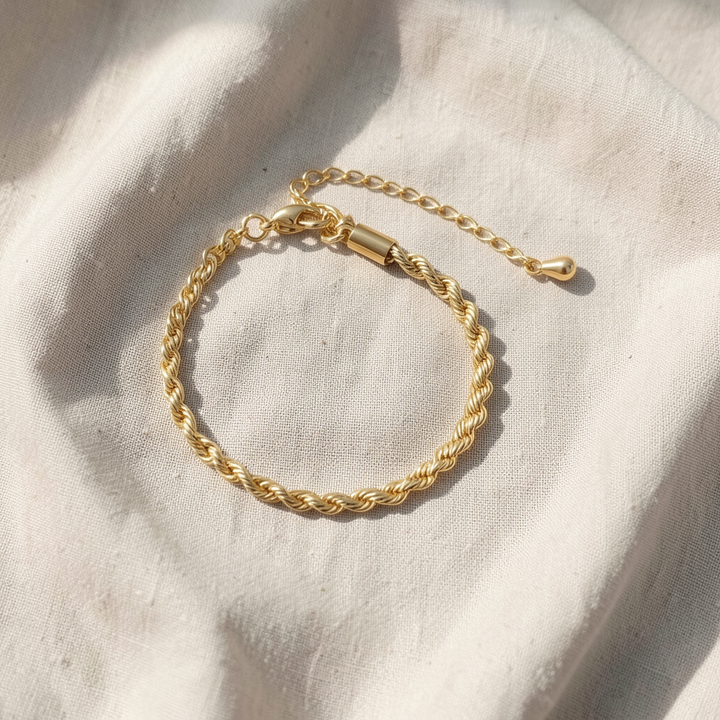 Elegantes geflochtenes Goldarmband