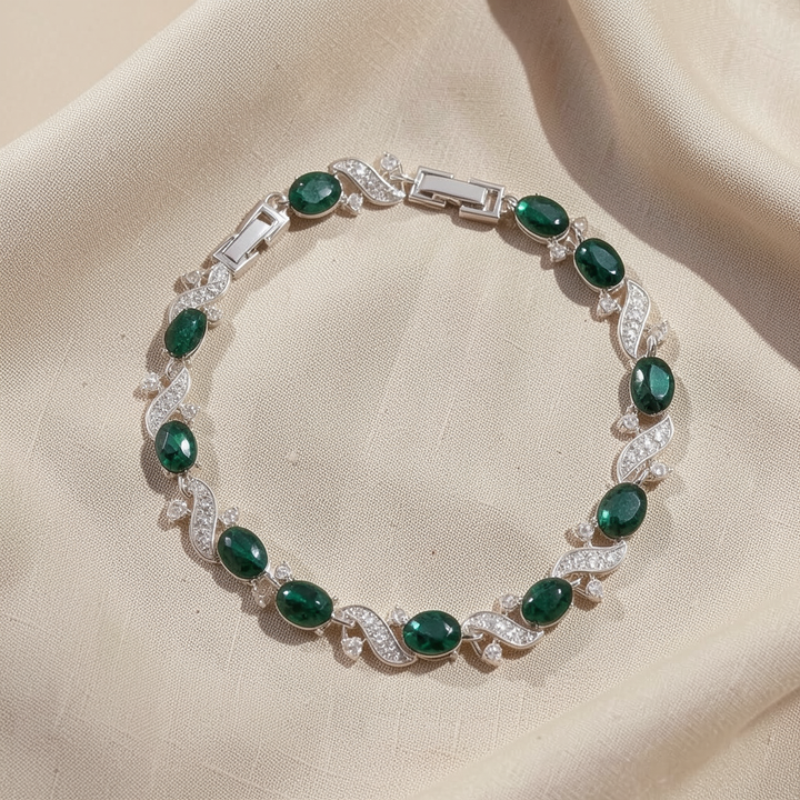 Silbernes Wellen-Kettenarmband mit grünem Stein