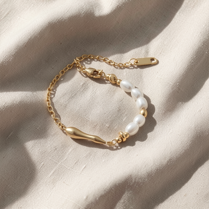 Goldenes Perlenarmband Eleganz