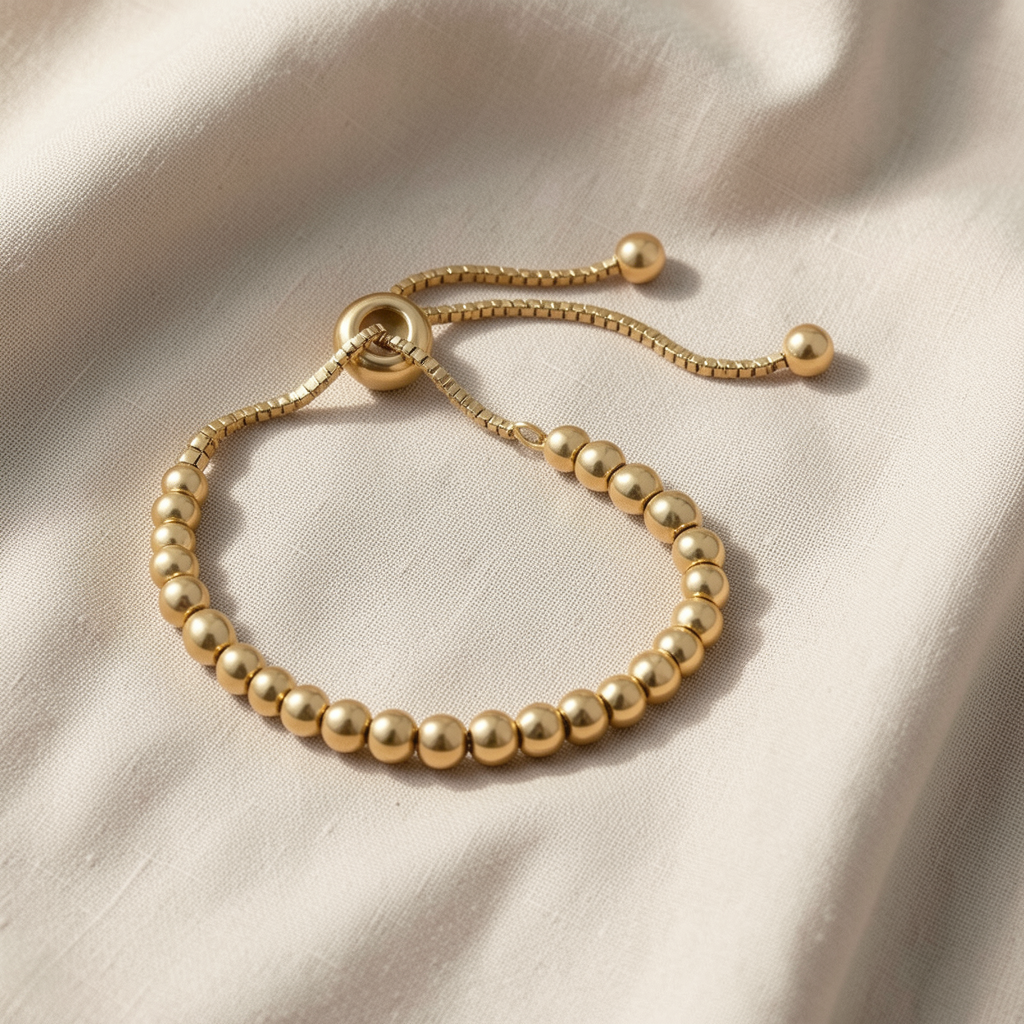 Goldenes Armband mit Perlen