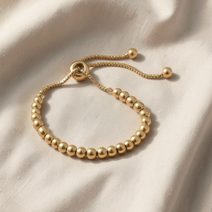 Goldenes Armband mit Perlen