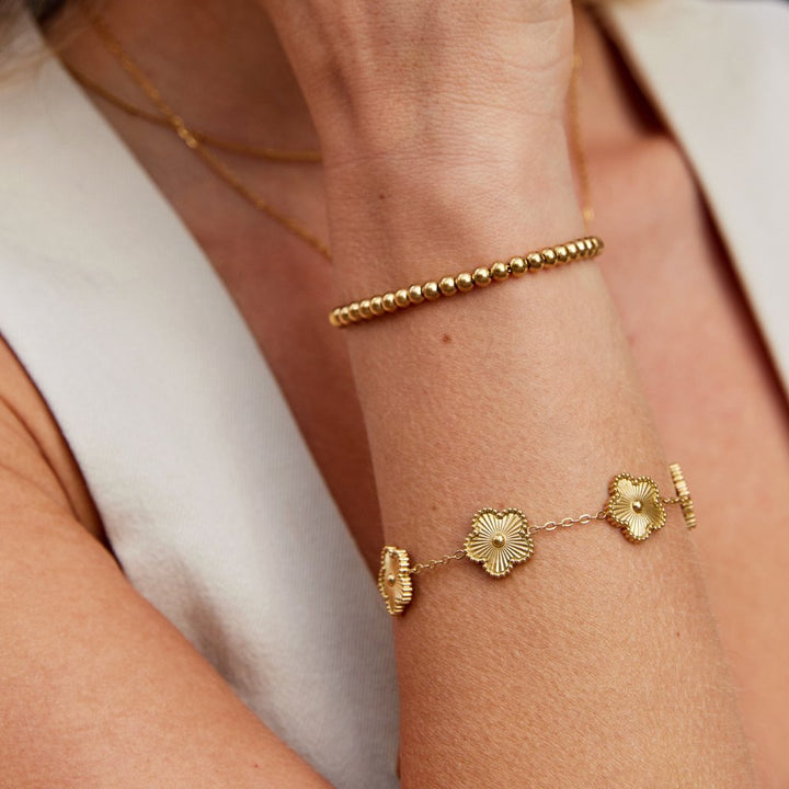 Goldenes Armband mit Perlen