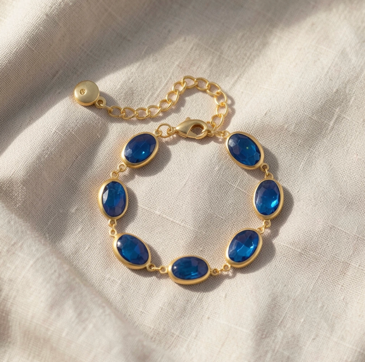 Goldenes Kettenarmband mit ovalen Saphiren