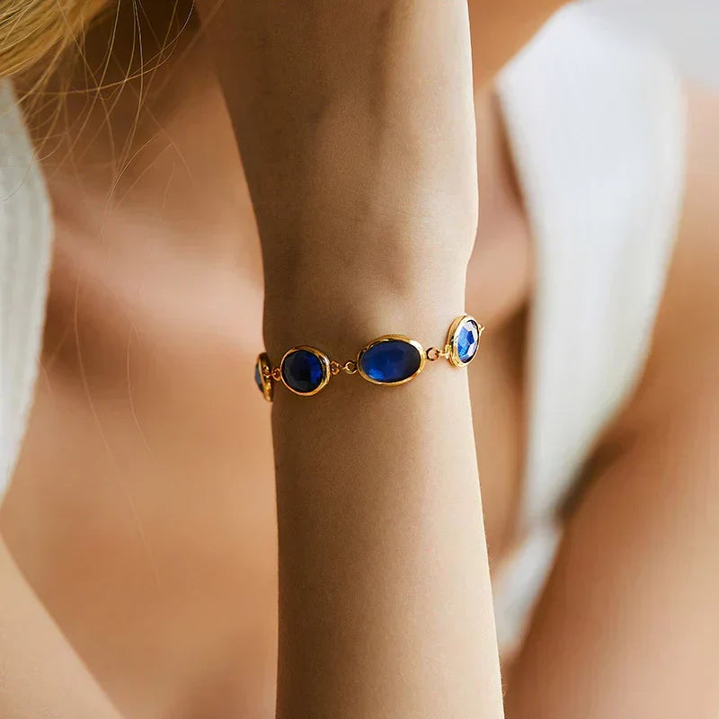 Goldenes Kettenarmband mit ovalen Saphiren