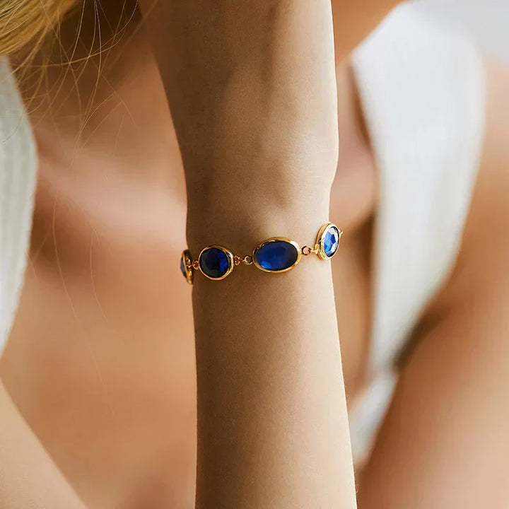 Goldenes Kettenarmband mit ovalen Saphiren