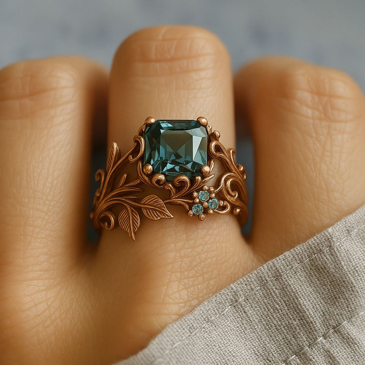 Ring mit grünem Kristall