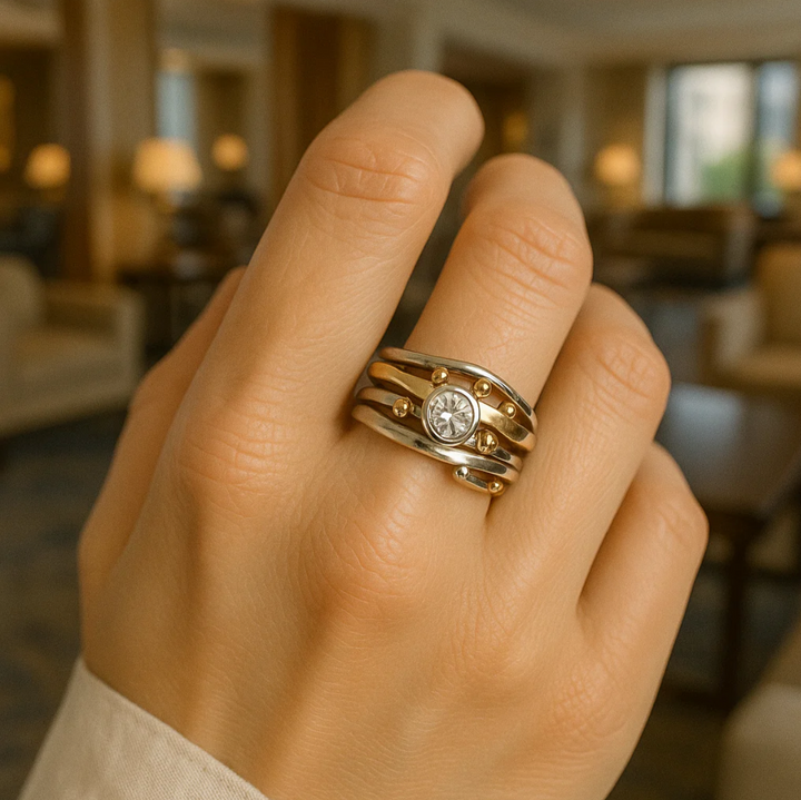 Goldring mit eingelassenen Zirkonia