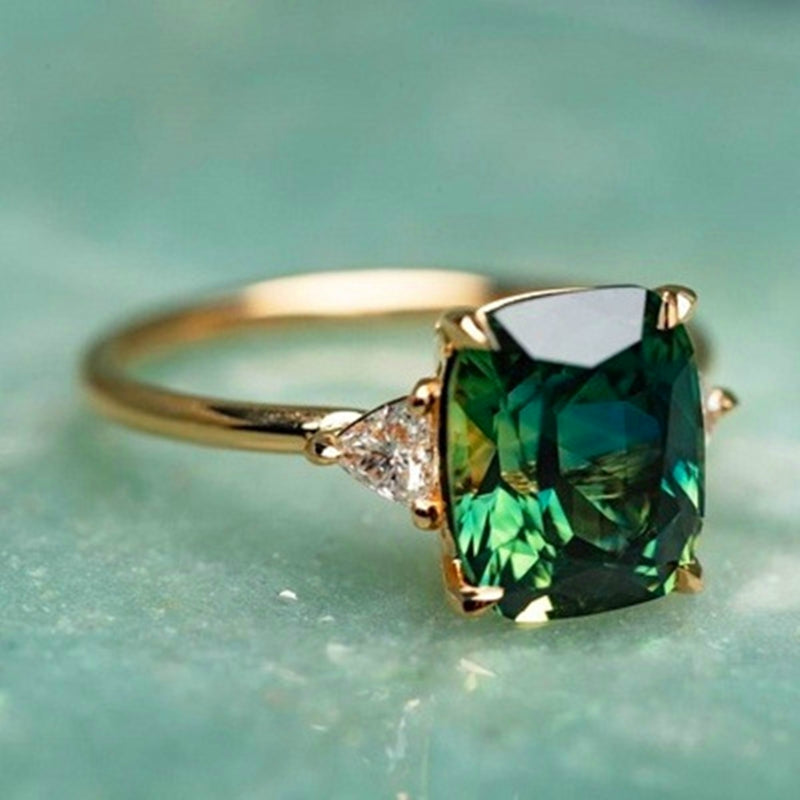 Goldring mit grünen Zirkonia