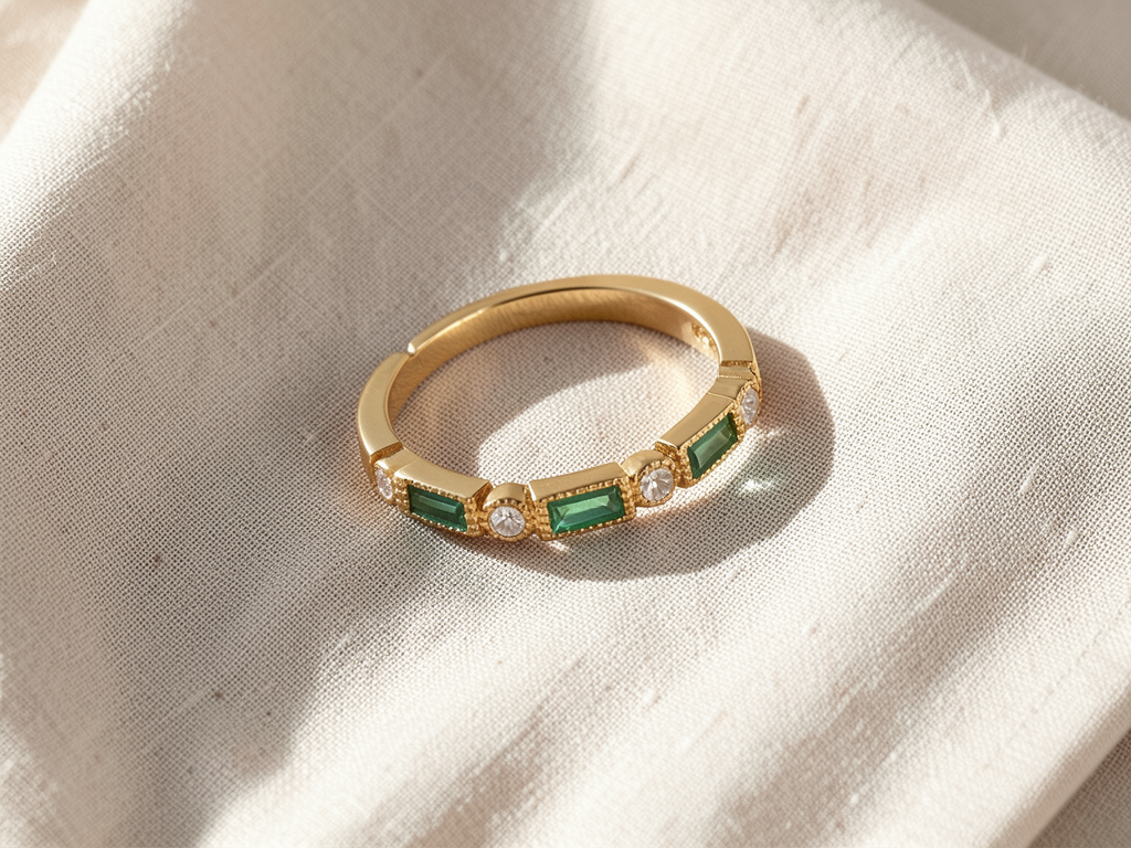 Goldring mit eingelassenen grünen Zirkonia