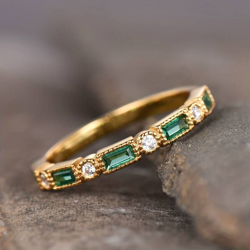 Goldring mit eingelassenen grünen Zirkonia
