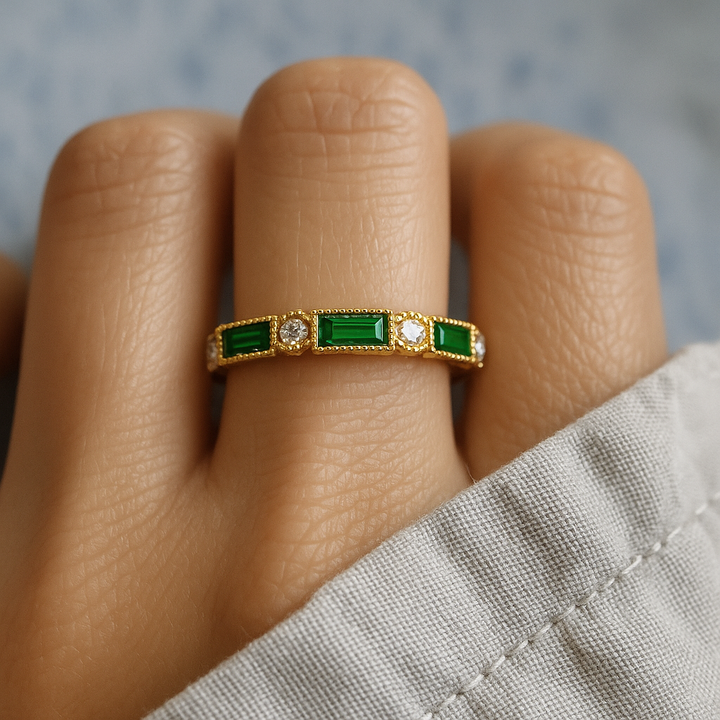 Goldring mit eingelassenen grünen Zirkonia