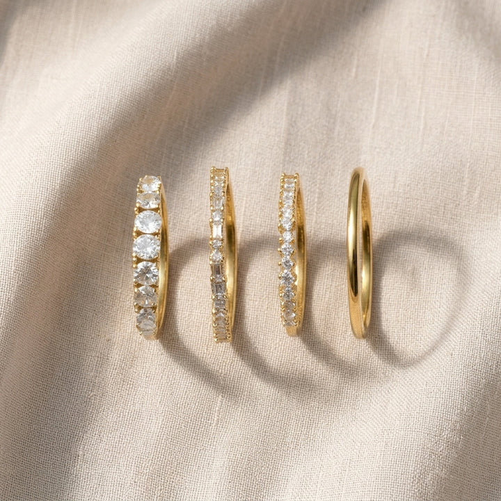 Goldene Stapelringe mit Zirkonia