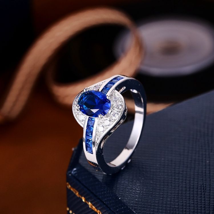 Gewellter Ring mit Saphir | Weissgold