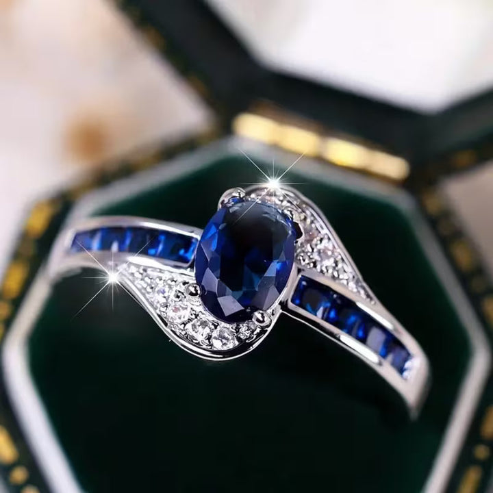 Gewellter Ring mit Saphir | Weissgold