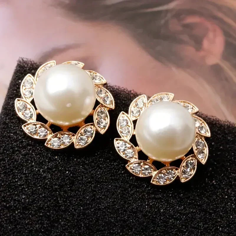 Ohrringe mit Perle und glitzernden Blättern | Gold
