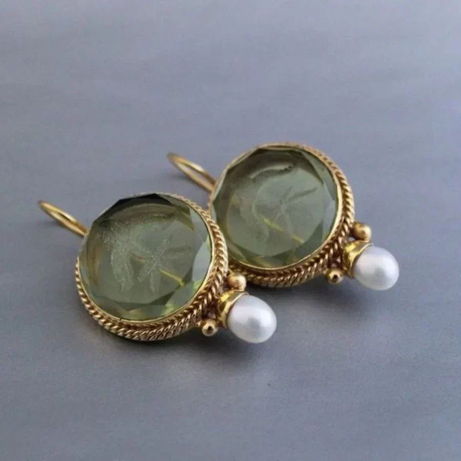 Ohrringe im Antik-Stil mit grünem Stein und Perle | Weissgold