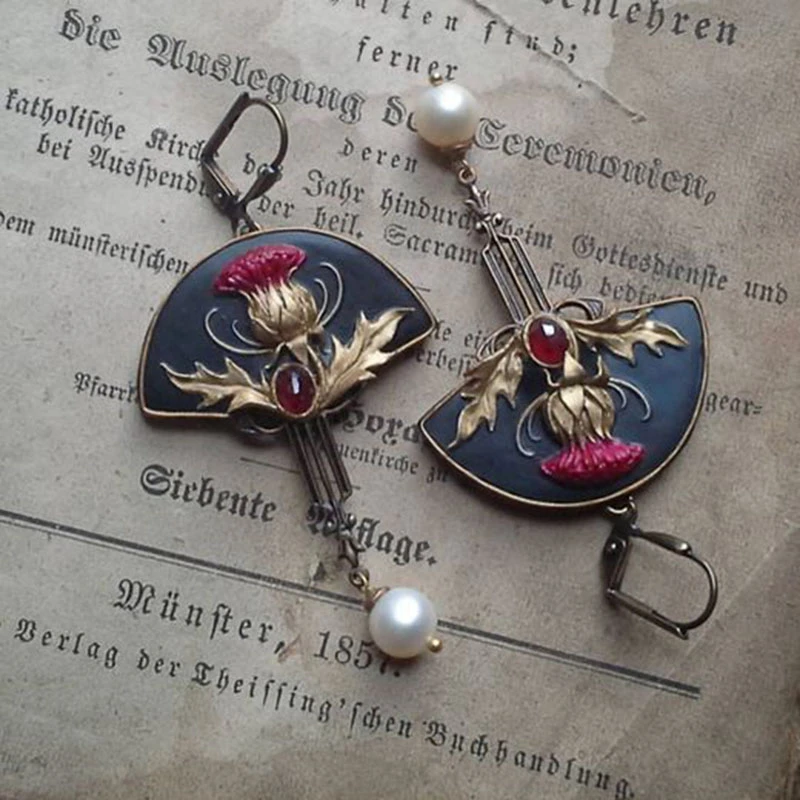 Vintage-Ohrringe mit rotem Kristall und Perle