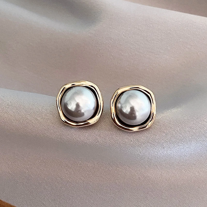 Elegante Ohrringe mit schwarzer Perle