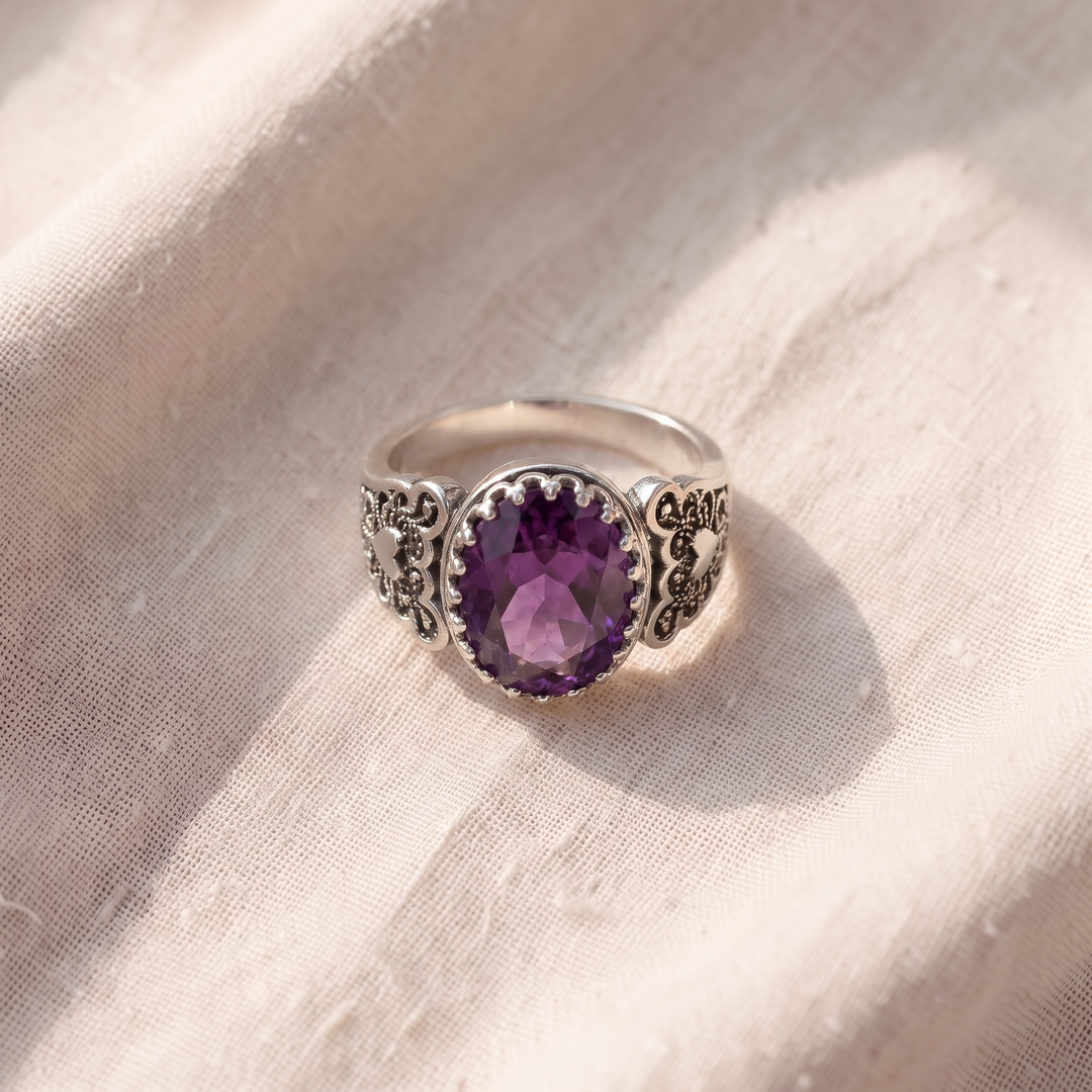 Verzierter Ring mit ovalem Zirkonia
