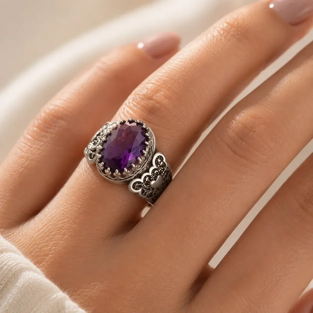 Verzierter Ring mit ovalem Zirkonia