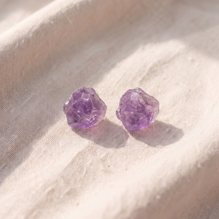 Kleine Ohrstecker mit abstraktem Amethyst-Kristall