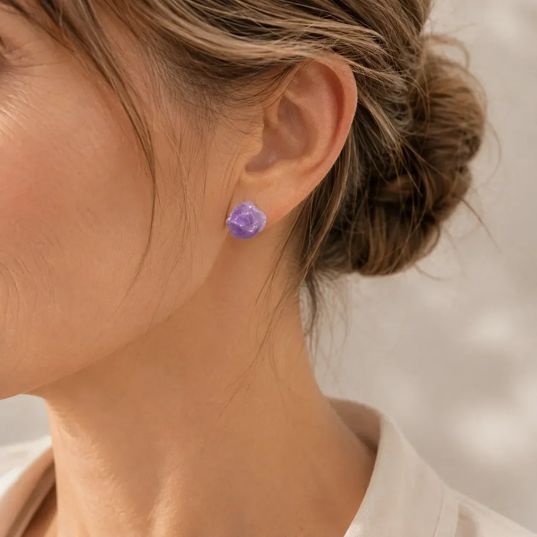 Kleine Ohrstecker mit abstraktem Amethyst-Kristall