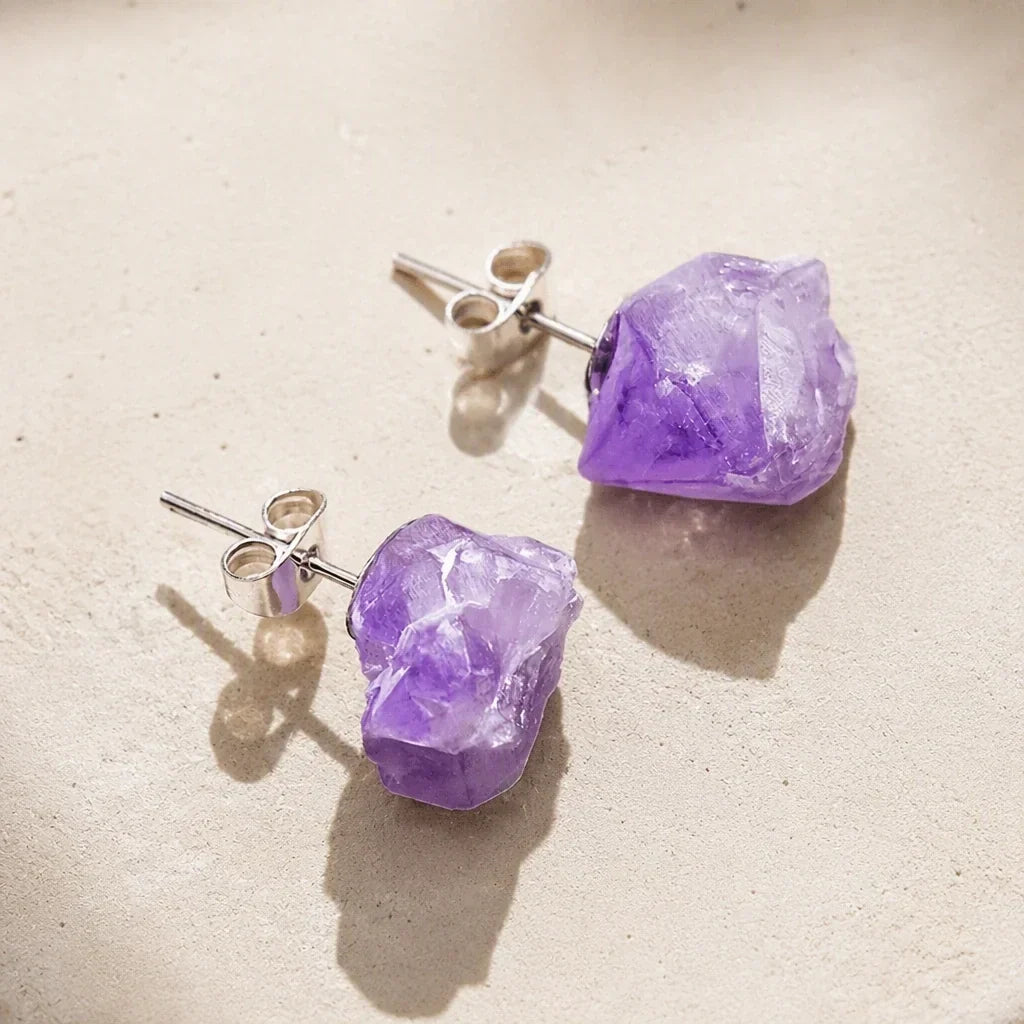 Kleine Ohrstecker mit abstraktem Amethyst-Kristall