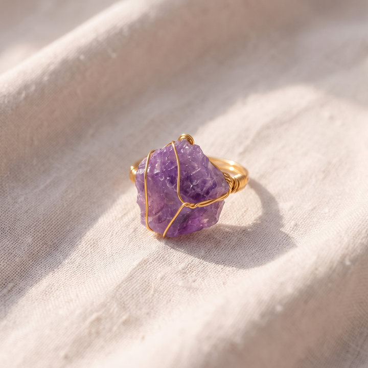 Goldring mit umwickeltem Amethyst-Kristall