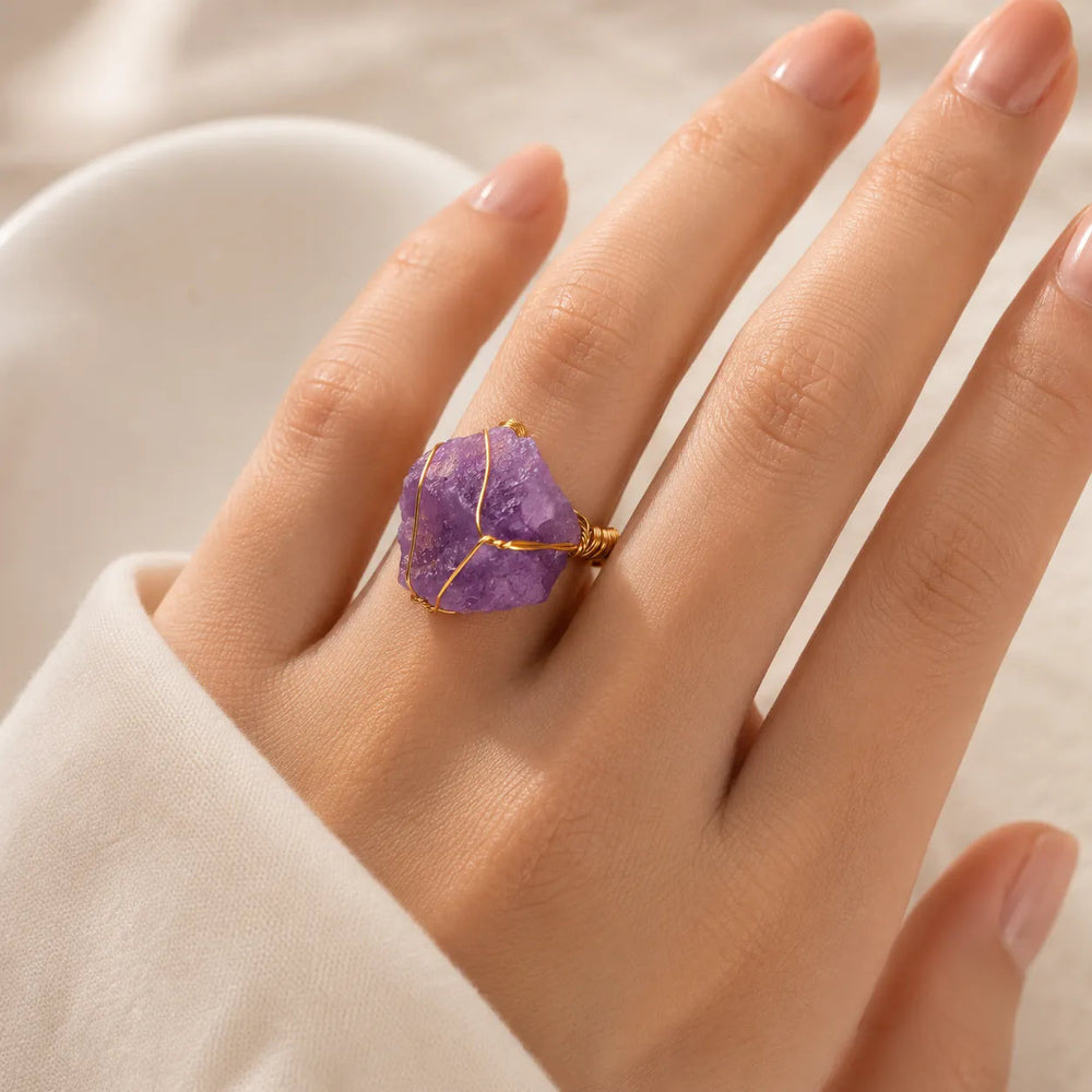 Goldring mit umwickeltem Amethyst-Kristall