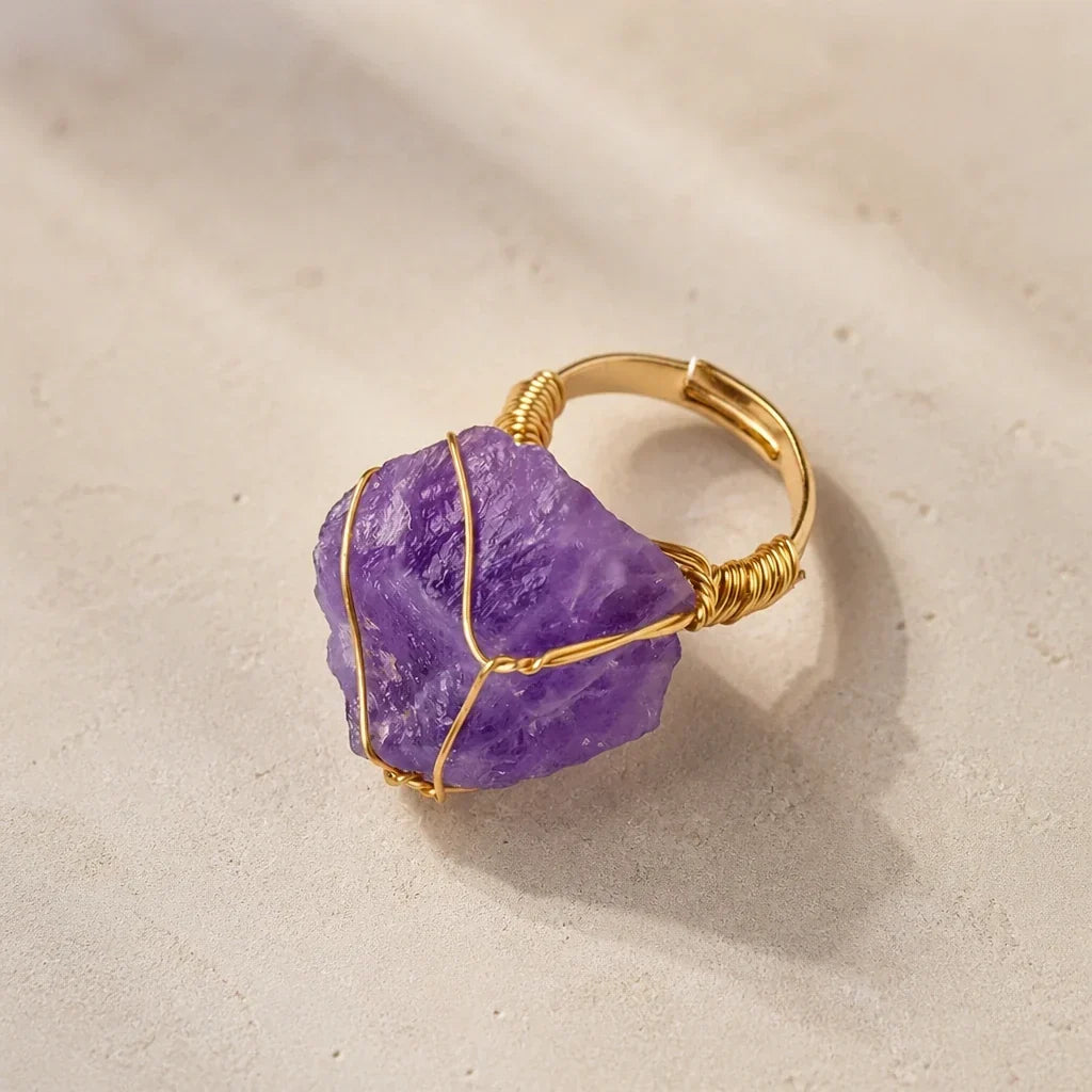 Goldring mit umwickeltem Amethyst-Kristall