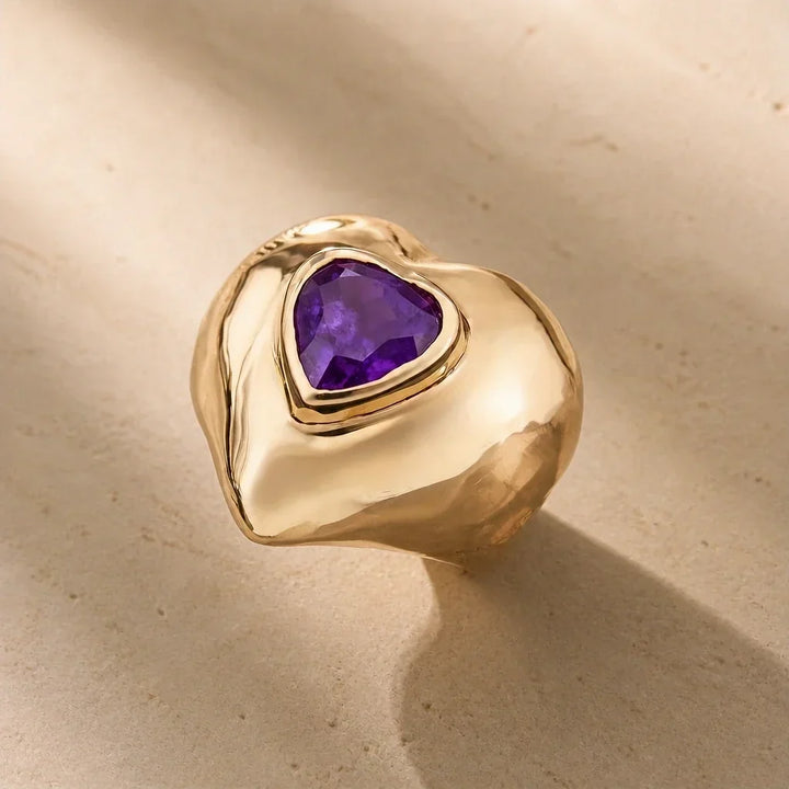 Goldener Cocktailring in Herzform