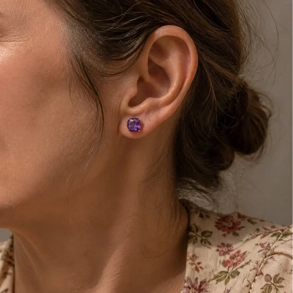Kleine Ohrstecker mit Amethyst im Schachbrettschliff