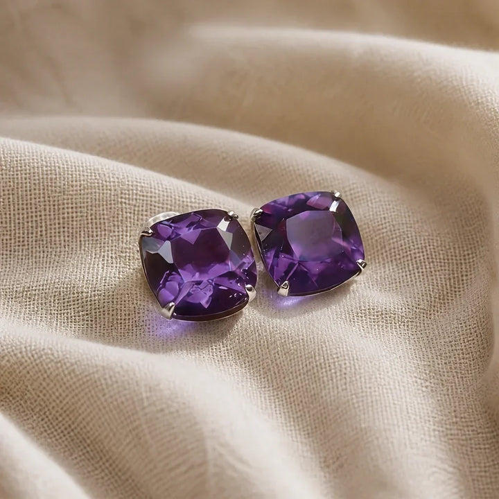 Kleine Ohrstecker mit Amethyst im Schachbrettschliff
