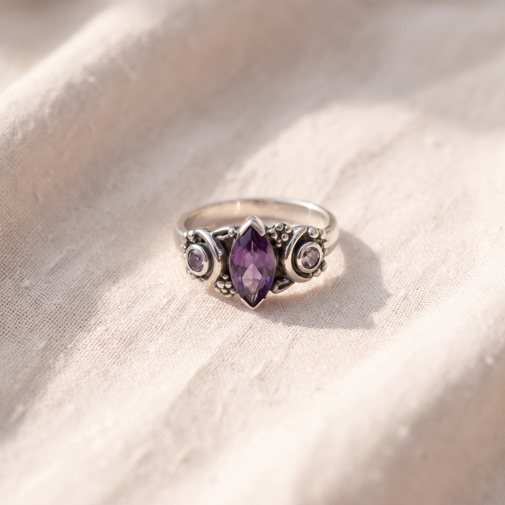 Ring mit Halbmond-Motiv