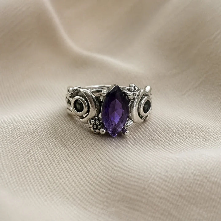 Ring mit Halbmond-Motiv