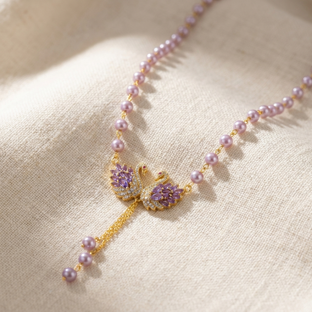Ikonische Halskette mit violettem Schwan