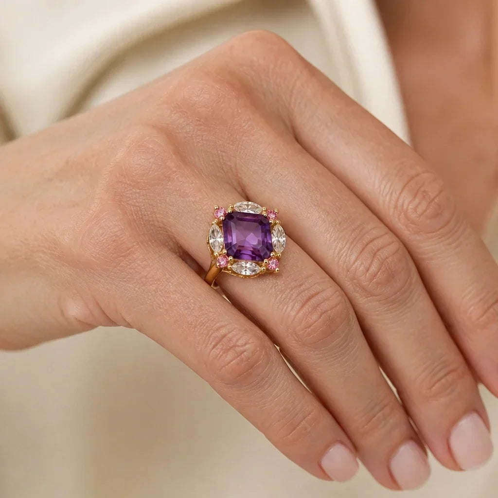 Auffälliger Halo-Ring mit Princess-Schliff