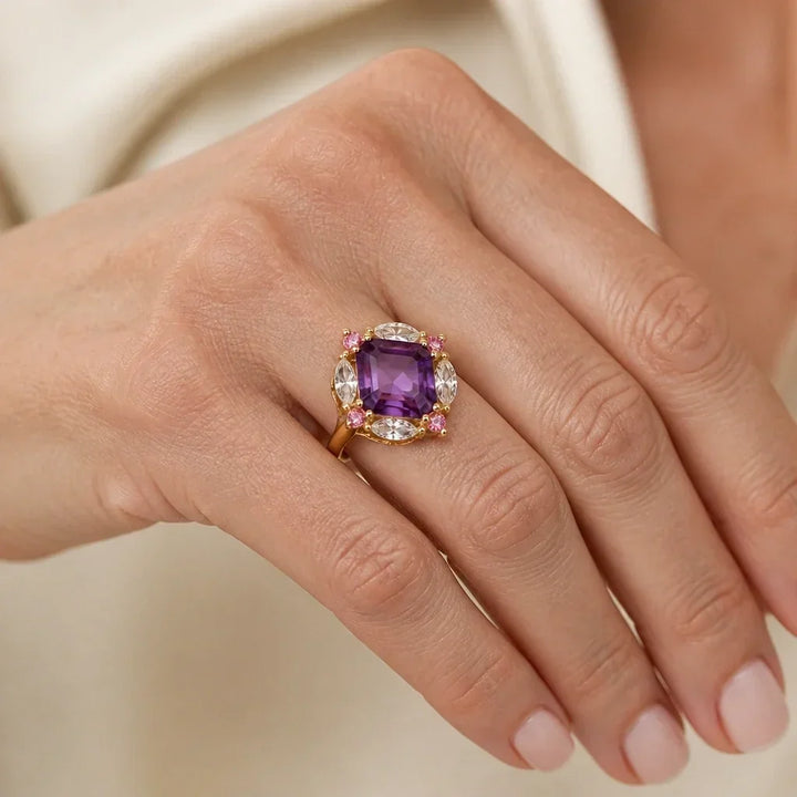 Auffälliger Halo-Ring mit Princess-Schliff