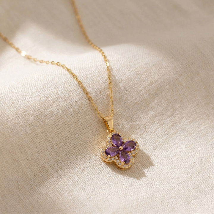 Wunderschöne Kleeblatt-Halskette mit Amethystanhänger