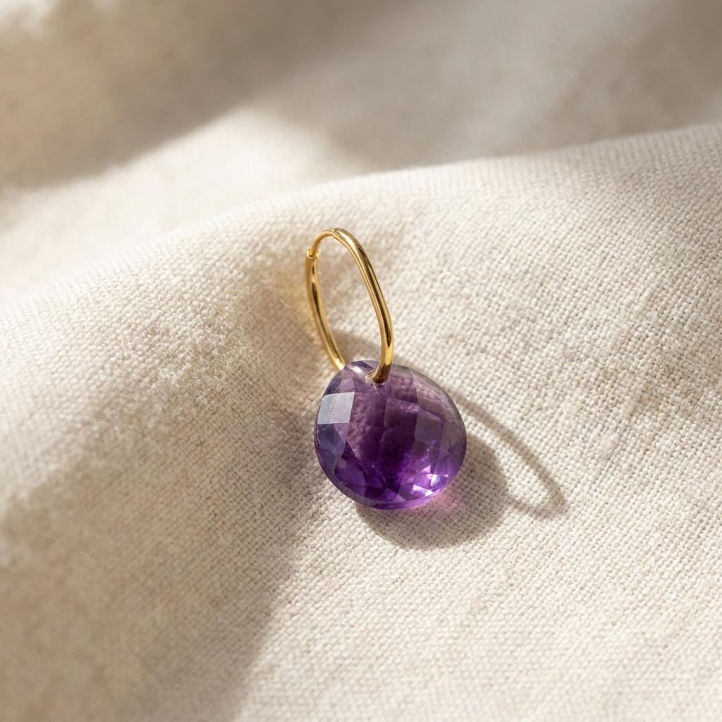 Geometrische Hängeohrringe mit facettiertem Amethyst