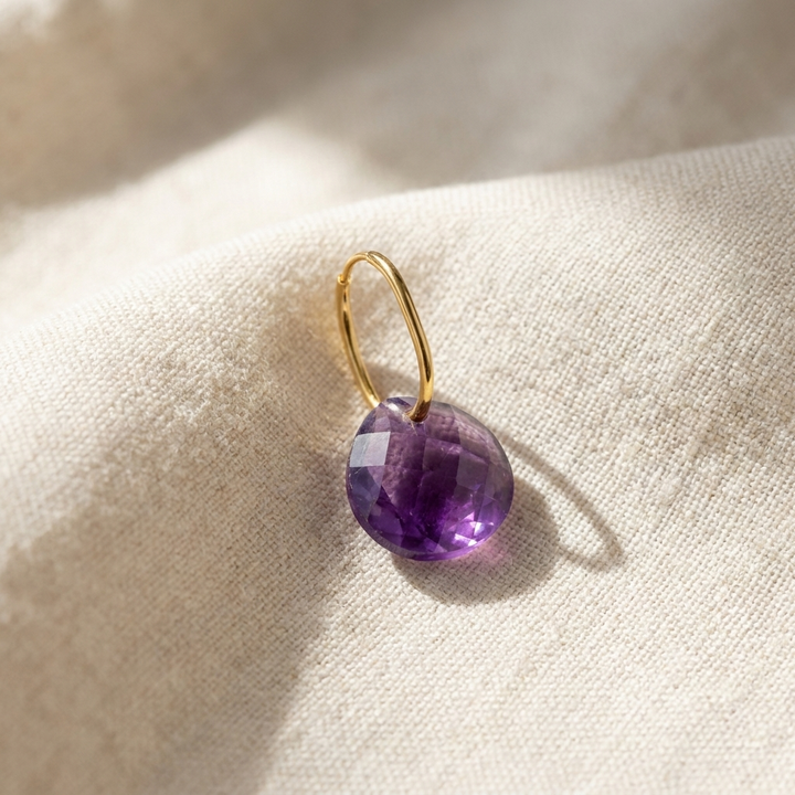 Geometrische Hängeohrringe mit facettiertem Amethyst