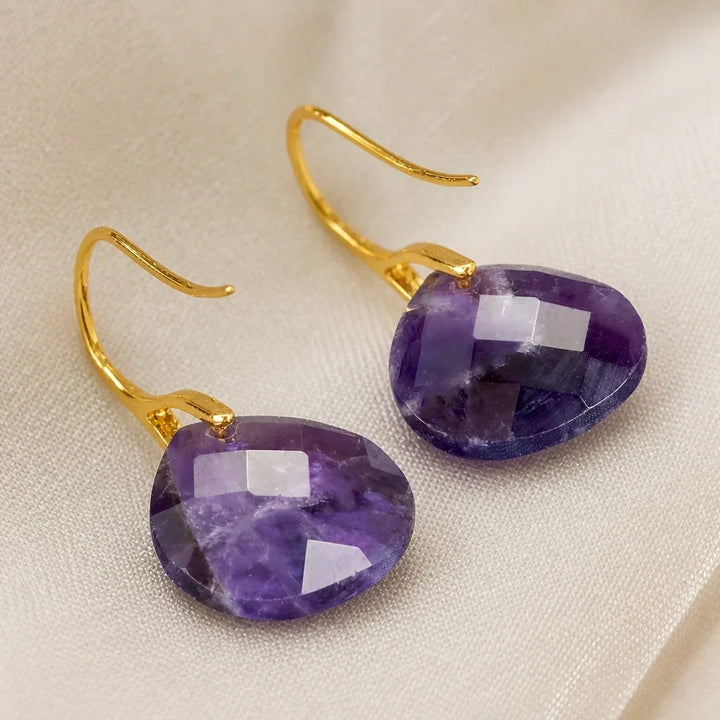 Geometrische Hängeohrringe mit facettiertem Amethyst
