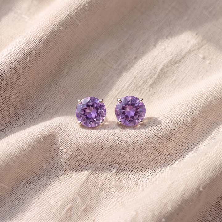 Kleine Ohrstecker mit rund geschliffenem Amethyst