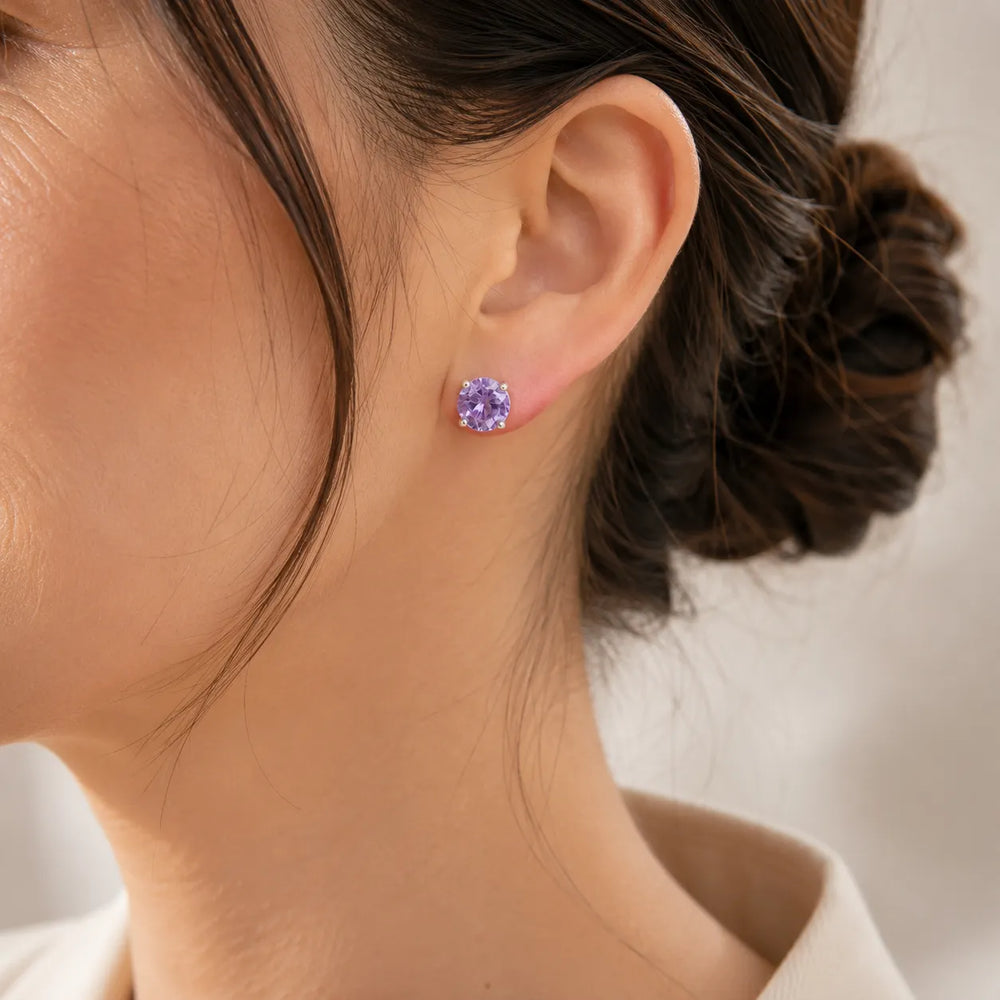 Kleine Ohrstecker mit rund geschliffenem Amethyst