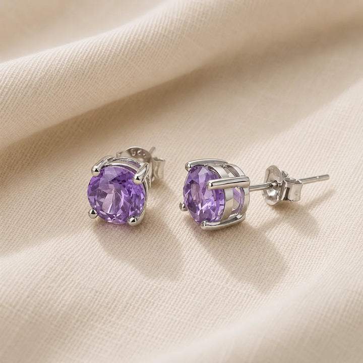 Kleine Ohrstecker mit rund geschliffenem Amethyst